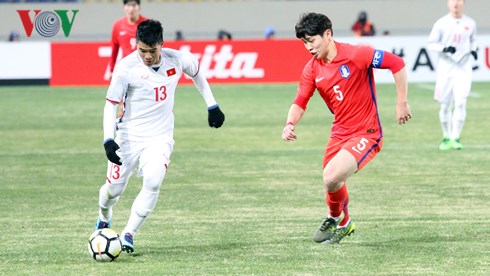 U23 Việt Nam (áo trắng) thi đấu rất tốt trước U23 Hàn Quốc (Ảnh: A Lin).