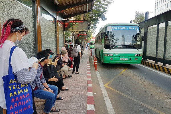 Người dân đợi xe buýt trên đường Hàm Nghi, quận 1 - Ảnh: Đào Loan