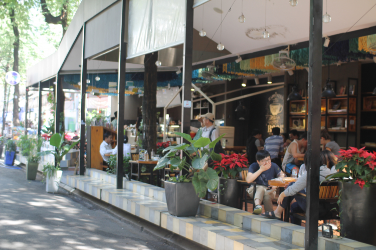 Các quán café tại đường sách cũng là một địa điểm thú vị cho khách đến trò chuyện, làm việc, đọc sách