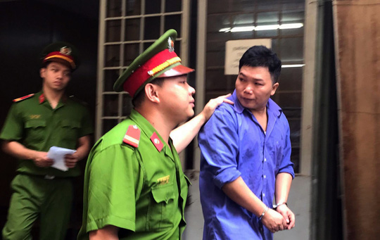 Bị cáo Dương Văn Dũng bị áp giải sau phiên tòa.