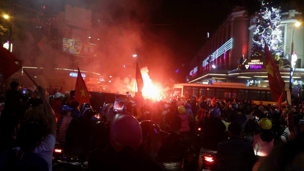 Người dân thủ đô đốt pháo sáng, ăn mừng chiến tích lịch sử.