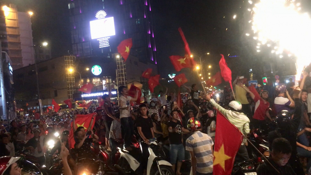 Hàng nghìn người dân thành phố mang tên Bác đổ ra đường, hô vang hai tiếng Việt Nam, hô vang tên Bác.