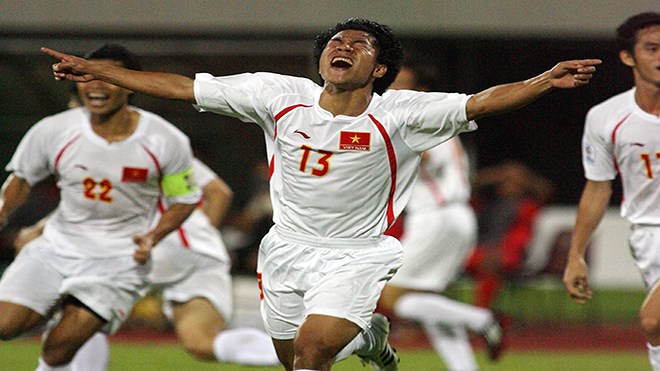 Tiền đạo Nguyễn Quang Hải (số 13) ăn mừng bàn thắng vào lưới Singapore năm 2008. Ảnh: baomoi.com