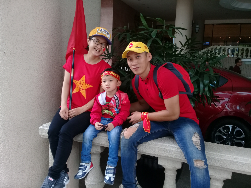 Gia đình anh Tâm lặn lội từ quận 9 lên phố đi bộ từ 9h sáng để cổ vũ cho đội tuyển U23 Việt Nam. Anh Tâm dự đoán Việt Nam sẽ thắng Uzbekistan 3-2.