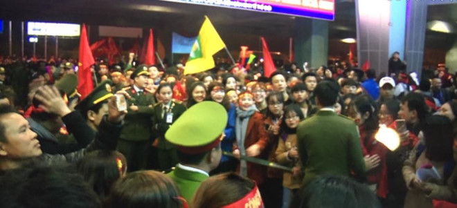 Hàng ngàn người dân xứ Nghệ đã có mặt tại Sân bay Vinh để đón các tuyển thủ U23 Việt Nam. Ảnh: Trần Vũ.