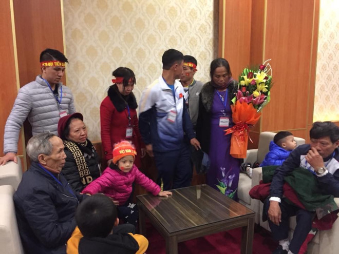 Ngay từ rất sớm, bố mẹ của Trung vệ Bùi Tiến Dũng đã có mặt ở Sân bay để đón con trở về Hà Tĩnh 