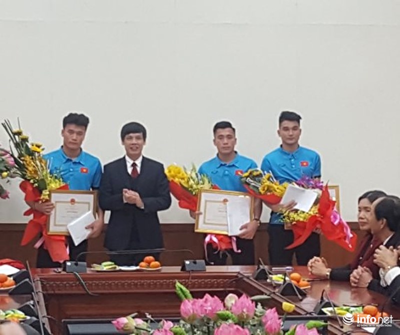 Lãnh đạo tỉnh Thanh Hóa tặng hoa, bằng khen cho 3 tuyển thủ U23 châu Á