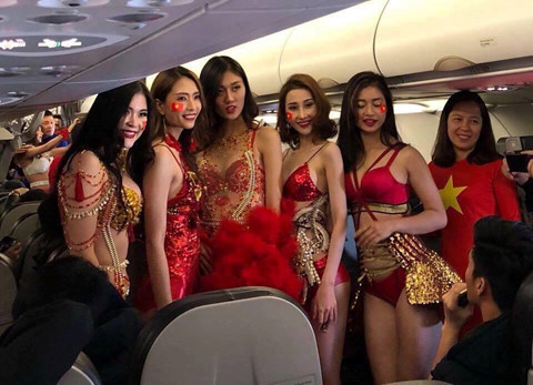 Các người mẫu trình diễn bikini trên chuyến chuyên cơ chở U23 Việt Nam về nước. 