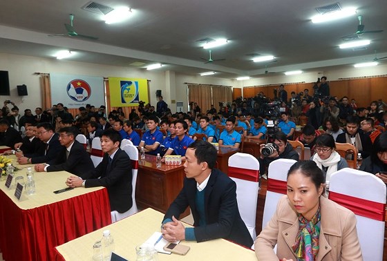 Các cầu thủ U23 Việt Nam có mặt tại cuộc gặp gỡ và VFF khẳng định U23 Việt Nam đã bị bị động về 