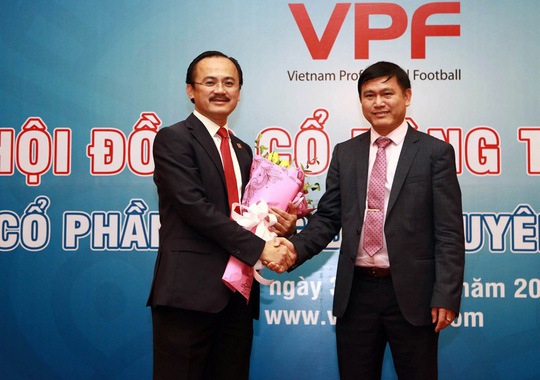 Bầu Thắng (bên trái) vừa thôi đảm nhiệm vai trò Chủ tịch HĐQT VPF cuối năm 2017. Ảnh: VPF.