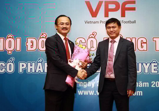 Bầu Thắng (bên trái) vừa thôi đảm nhiệm vai trò Chủ tịch HĐQT VPF cuối năm 2017. Ảnh: VPF.