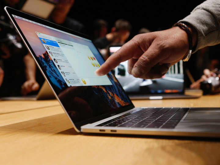 MacBook chắc chắn sẽ chịu thua về độ tiện dụng và định hướng liên quan đến công việc so với Surface Pro