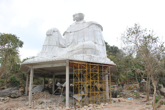 Bất chấp yêu cầu của UBND tỉnh An Giang, doanh nghiệp vẫn lén lút xây tượng Bà Chúa Xứ trên đỉnh núi Sam