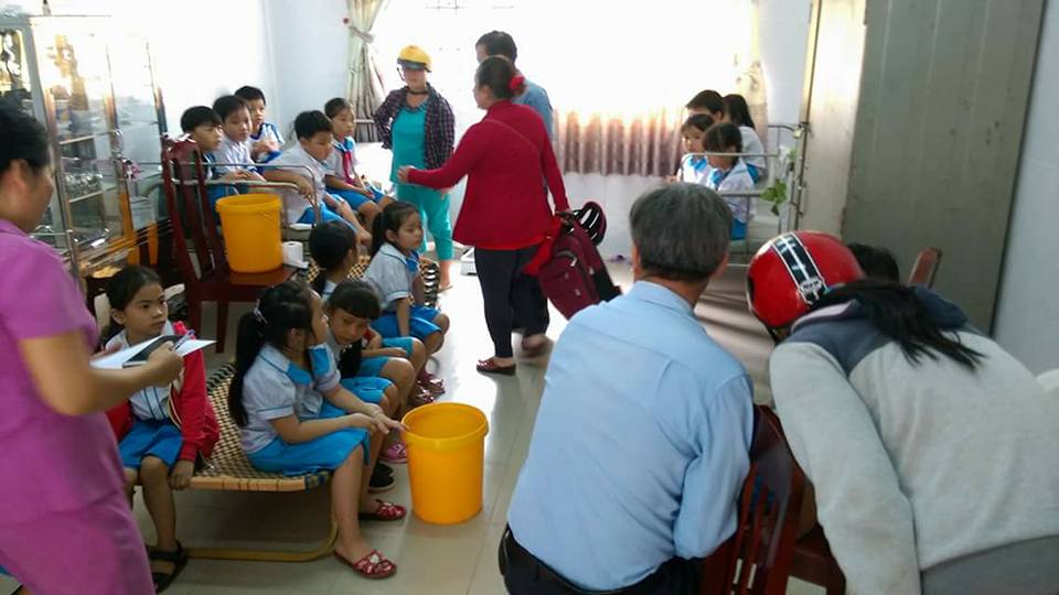 Các em học sinh nhập viện điều trị sau khi uống sữa của NutiFood.