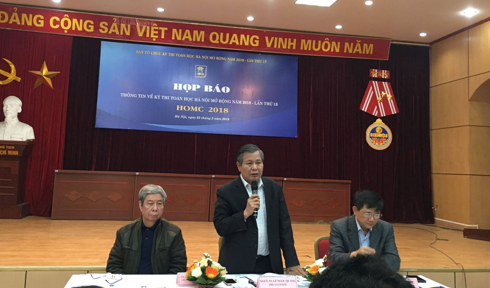Ông Lê Ngọc Quang (giữa), Phó Giám đốc Sở GD&ĐT Hà Nội phát biểu tại họp báo  