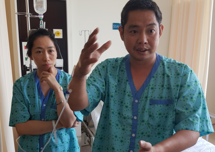 Nạn nhân vụ cháy đang điều trị tại bệnh viện kể với PV Báo Người Tiêu Dùng về quá trình tìm kiếm sự sống 
