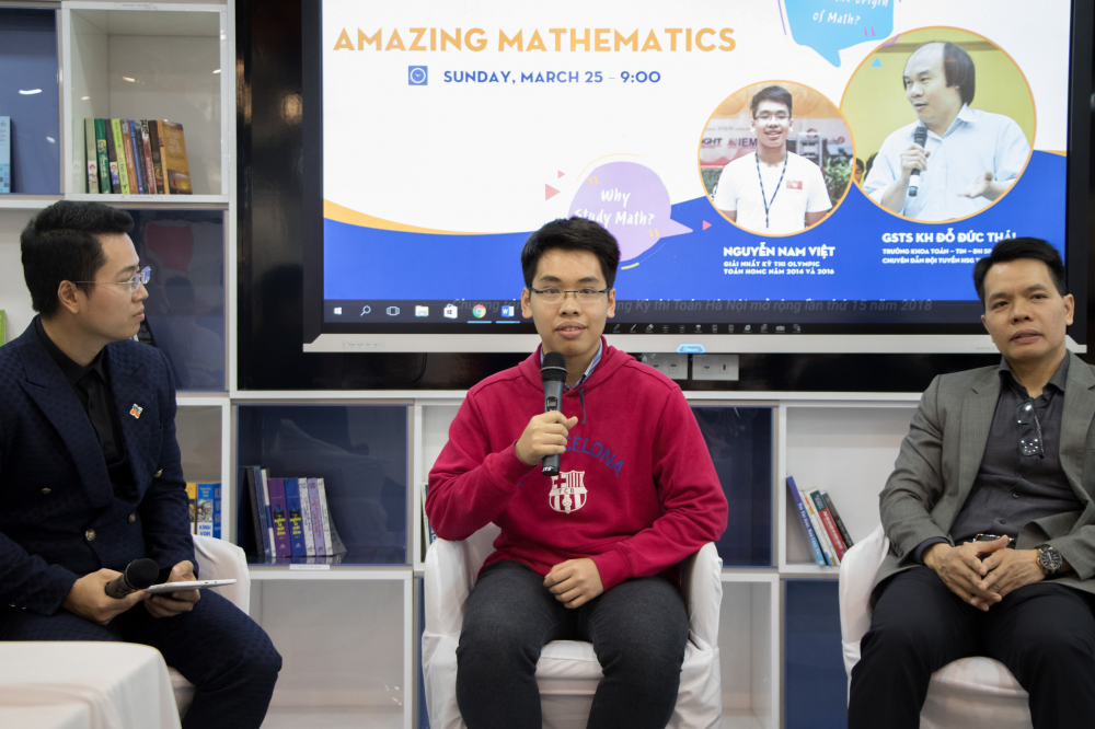 Nguyễn Nam Việt say sưa chia sẻ về niềm đam mê toán học cũng như kinh nghiệm học tiếng Anh hiệu quả