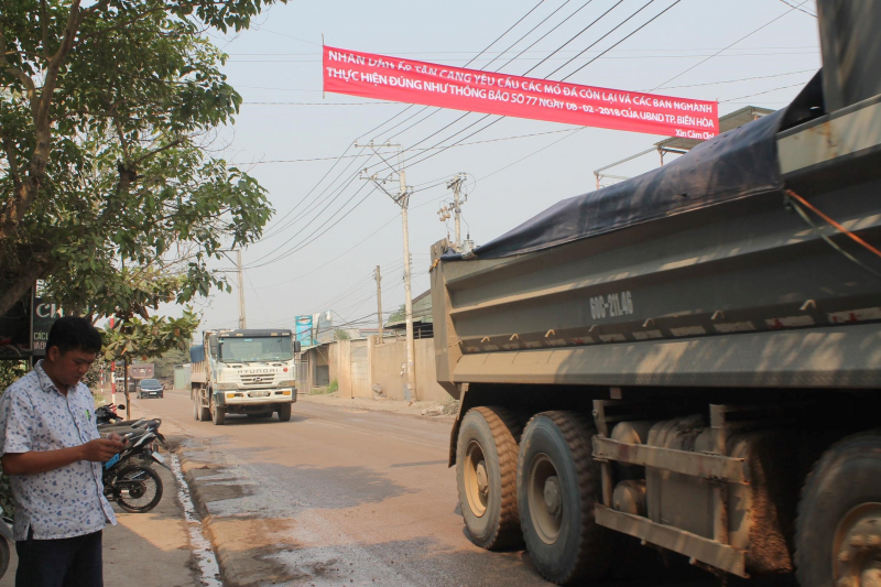 Người dân đường Đinh Quang Ân (xã Phước Tân, TP Biên Hòa) lại tiếp tục dựng rào chắn ngăn xe ben do không chịu nổi xe ben cày xới đường dân sinh.