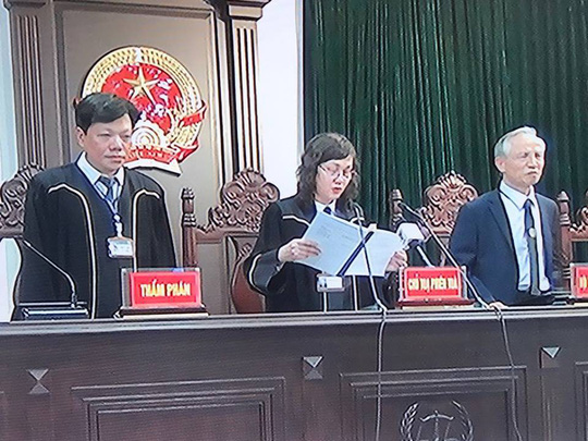 Chủ tọa phiên tòa, thẩm phán Nguyễn Thị Xuân Thu đọc tuyên án - Ảnh chụp qua màn hình