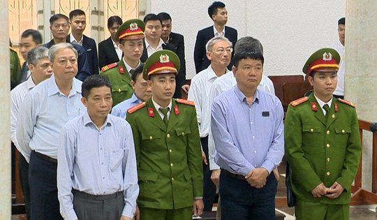 Ông Đinh La Thăng (thứ hai từ phải qua, hàng đứng đầu tiên) bị tuyên phạt 18 năm tù, bồi thường 600 tỉ đồng - Ảnh: TTXVN