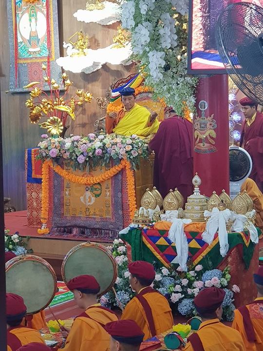  Đức Pháp Vương là bậc lãnh đạo tâm linh Truyền thừa Phật giáo Drukpa có lịch sử 1.000 năm từ Ấn Độ. Ngài được người dân vùng Ấn Độ - Himalaya tôn kính là hiện thân Đức Phật Quan Âm, đồng thời là nhà hoạt động thiện hạnh và môi trường nổi tiếng thế giới