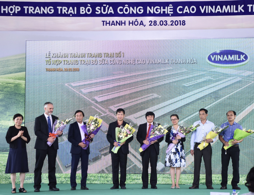 Bà Lê Thị Băng Tâm - Chủ tịch Hội đồng quản trị Vinamilk tặng hoa cảm ơn các đối tác và nhà thầu