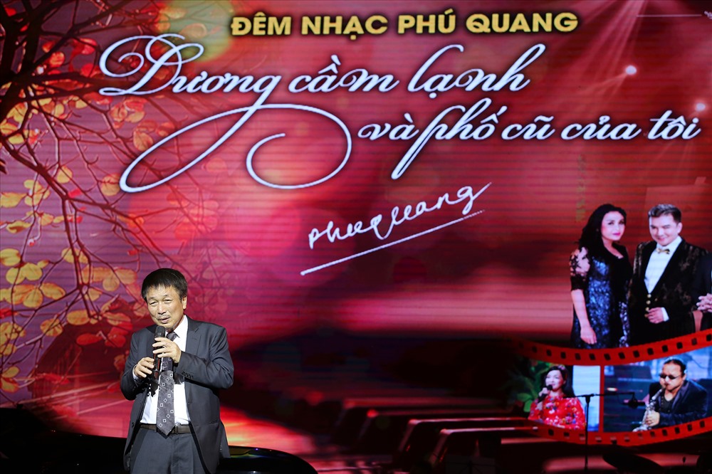 Phú Quang nghẹn ngào trong đêm nhạc của mình. Ảnh: Hòa Nguyễn