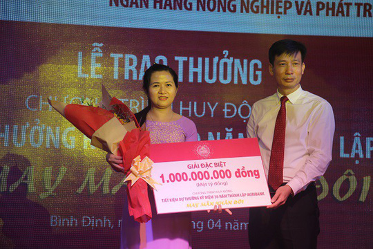Bà Vũ Thị Ngọc nhận giải đặc biệt trị giá 1 tỉ đồng từ Agribank
