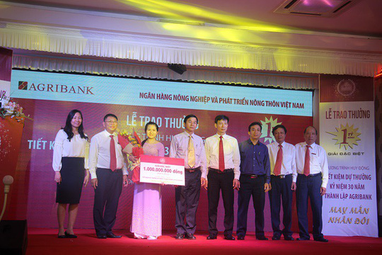 Lãnh đạo tỉnh Bình Định và Agribank chúc mừng bà Vũ Thị Ngọc nhận giải thưởng lớn
