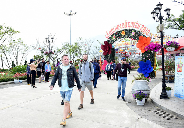 Khách du lịch Châu Âu tham gia lễ hội hoa đỗ quyên tại Sapa, Việt NamChính sách thị thực 