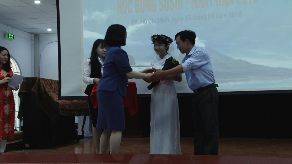 Trần Minh Khuê (học sinh trường THPT Nguyễn Công Trứ) nhận học bổng toàn phần