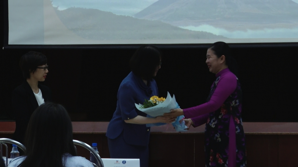 Đại diện Tập đoàn Giáo dục Atlantic tặng bà Kayo những đóa hoa tươi thắm nhất