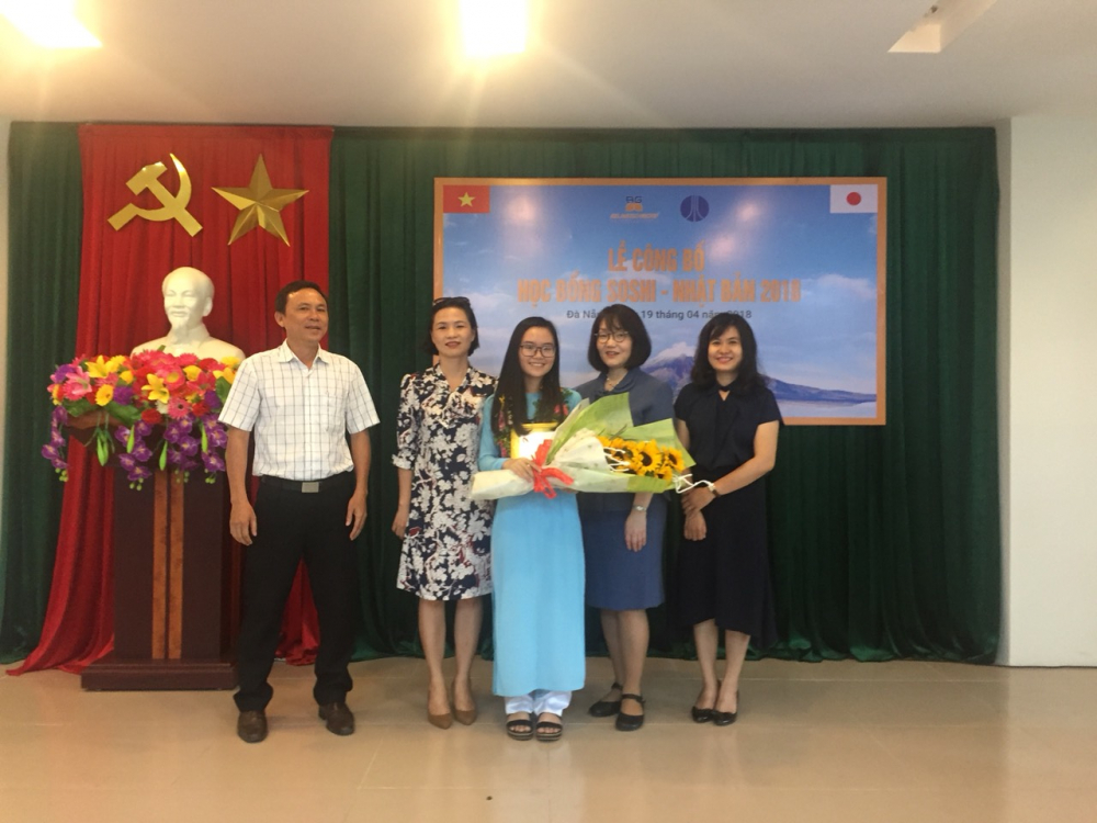 Em Bùi Trần Yến Vi - học sinh Trường THPT Chuyên Lê Quý Đôn HS đạt học bổng 100% của IPU