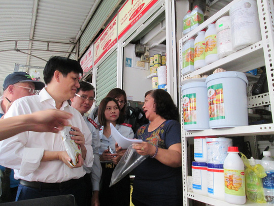 Gần 100% hương liệu, phụ gia thực phẩm Việt Nam phải nhập khẩu - Trong ảnh: Đoàn kiểm tra Bộ Y tế kiểm tra chợ Kim Biên