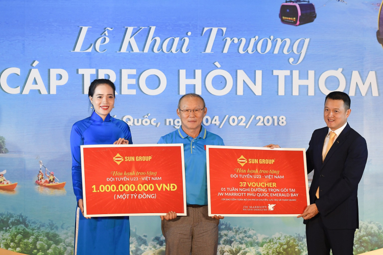 HLV Park đại diện U23 Việt Nam nhận quà tặng 