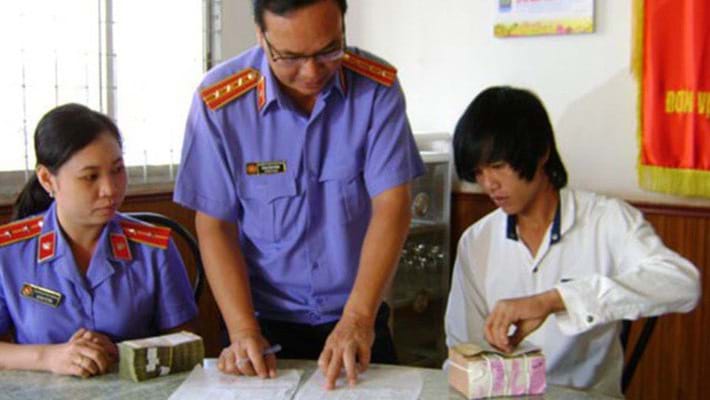 Đại diện Viện Kiểm sát nhân dân Sóc Trăng tiến hành thủ tục bồi thường oan sai cho một công dân. Ảnh: Phong Trinh.
