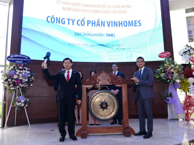 Ông Nguyễn Việt Quang – Tổng Giám đốc Tập đoàn Vingroup thực hiện nghi thức đánh cồng tại sự kiện Vinhomes nhận quyết định niêm yết cổ phiếu VHM