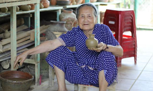 Nghệ nhân Nguyễn Thị Được, người có cả đời gắn bó với nghề gốm ở Thanh Hà
