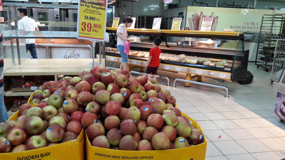 Trái cây nhập khẩu như táo Fuji Mỹ cũng vào mùa thu hoạch nên mức giá giảm khá nhiều.