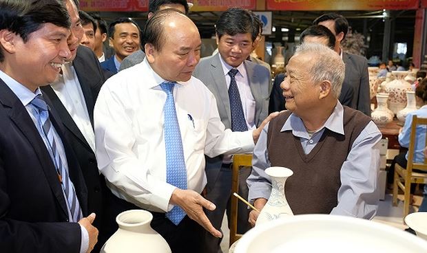 Thủ tướng Nguyễn Xuân Phúc thăm CTCP Gốm Chu Đậu, trò chuyện với nghệ nhân Hạ Bá Đĩnh