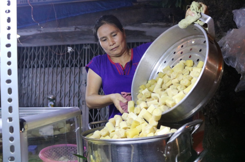 Ngoài phân phối cho các cửa hàng, siêu thị, chợ… chị Nhung còn bán tại chỗ cho khách đi đường.
