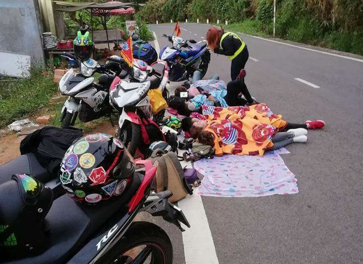 Một số bạn trẻ ngủ trên đường đèo Tà Pao (Bình Thuận) (nguồn: Vũ Thạch)
