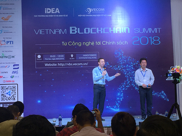 Ông Đỗ Văn Long (trái) và ông Bùi Minh Cần trao đổi về áp dụng Blockchain đối với sản phẩm xoài của hợp tác xã.