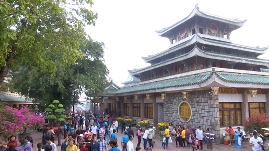 Miếu Bà Chúa Xứ Núi Sam được công nhận là ngôi miếu lớn nhất Việt Nam và cũng là nơi thu hút hàng trăm lượt khách mỗi năm
