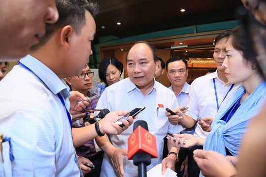 Thủ tướng Nguyễn Xuân Phúc trao đổi với báo chí về dự án Luật về Đặc khu bên hành lang QH ngày 7-6