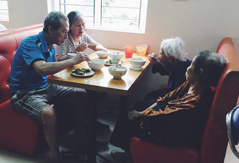 Bữa cơm của những người già trong viện dưỡng lão. Ảnh: Viện dưỡng lão