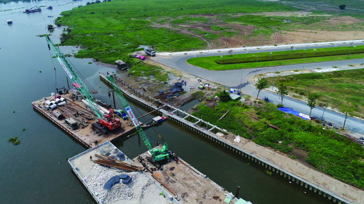 Hình ảnh ngày 19/4 cho thấy Vạn Phúc đang xây kè lấn sông Sài Gòn