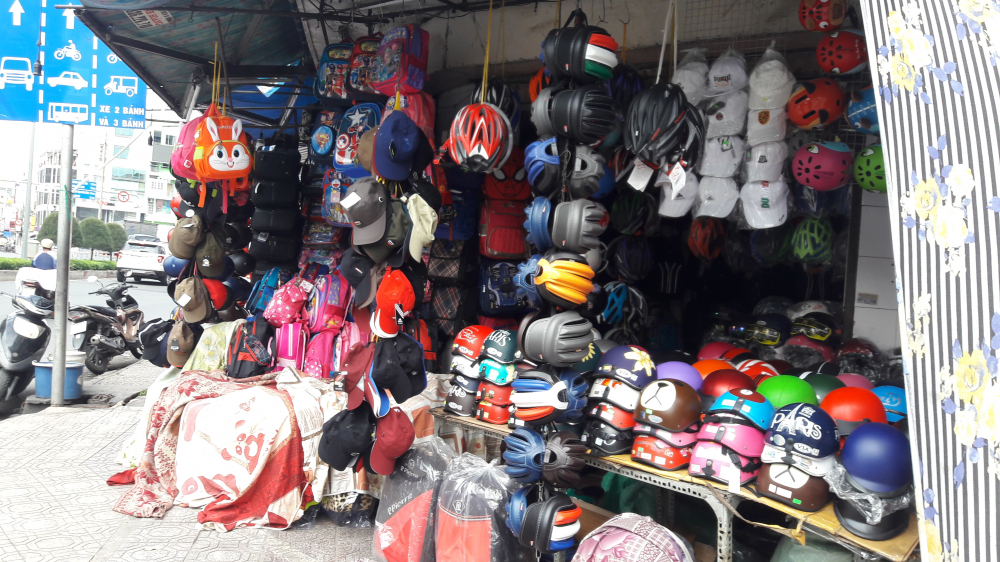 Chợ Bà Chiểu cũng là một địa điểm có bán các loại nón bảo hiểm kém chất lượng.