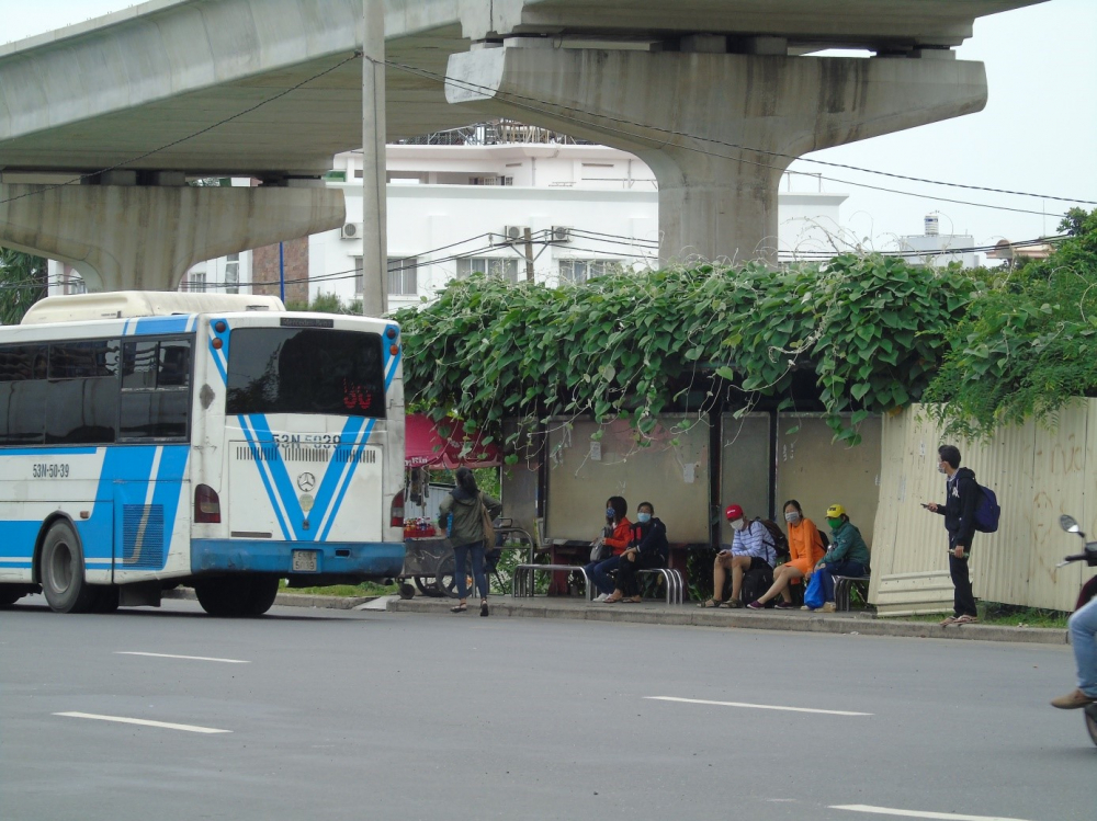 Trạm xe bus có những xe bán hàng lưu động ngay bên cạnh. (Ảnh: M.T)
