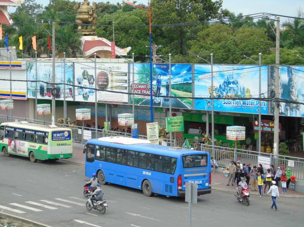 Trạm xe bus được đặt ngay sát cổng ra vào của Suối Tiên gây nguy hiểm cho hành khách. (Ảnh: M.T)